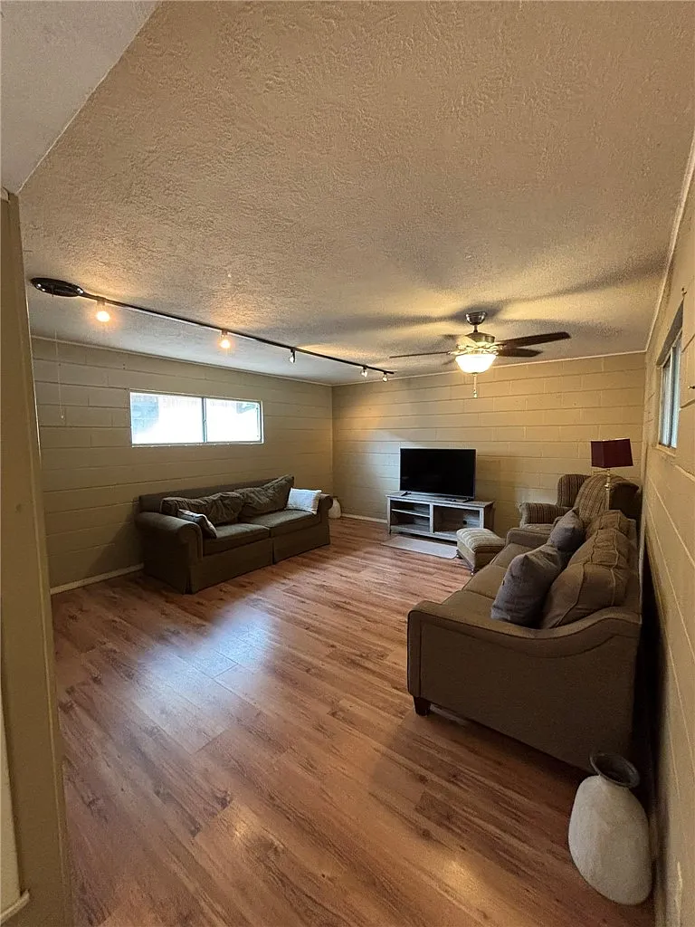 3 bed, 2.0 bath, 1527 sqft, $1,750 — Photo 2