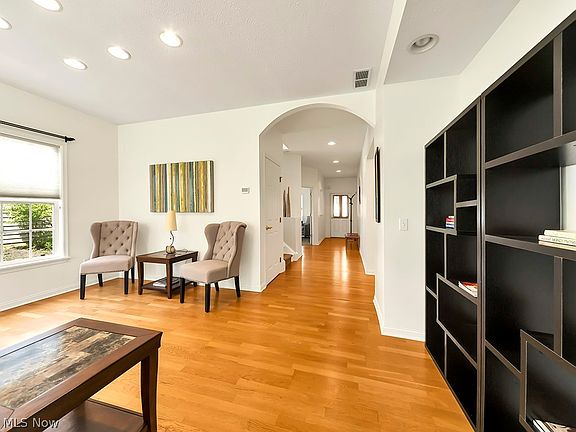 4th image of 460 Hollyhock Ct