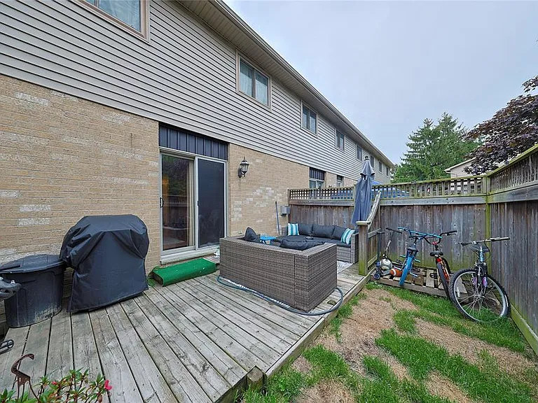27 York Cres #17 — Photo 22