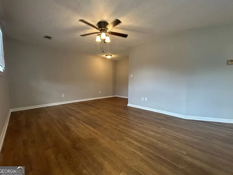 157 Long Station Rd #B — Photo 2