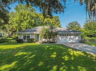 30749 Glenn Dr, Tavares, FL 32778