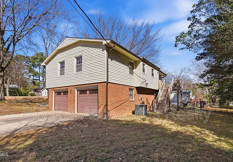 1200 Boxwood Ln — Photo 2