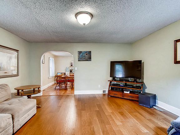 3rd image of 206 Main St E