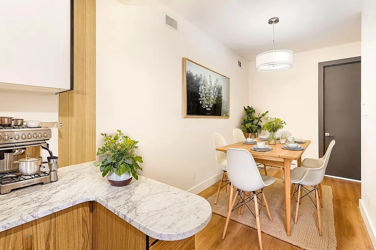 Building Photo - 581 Fairview Ave #1L