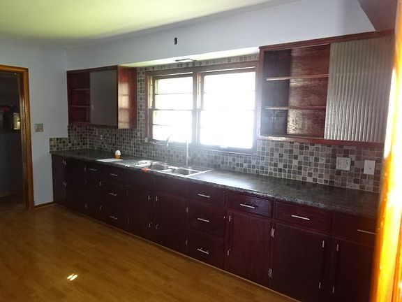 5th image of 2327 Parkrose St
