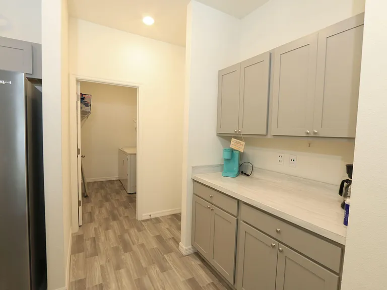 592 SW Dauphin Ave — Photo 16