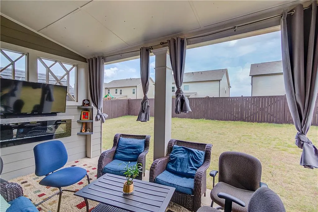 5 bed, 4.0 bath, 2850 sqft, $3,500 — Photo 2