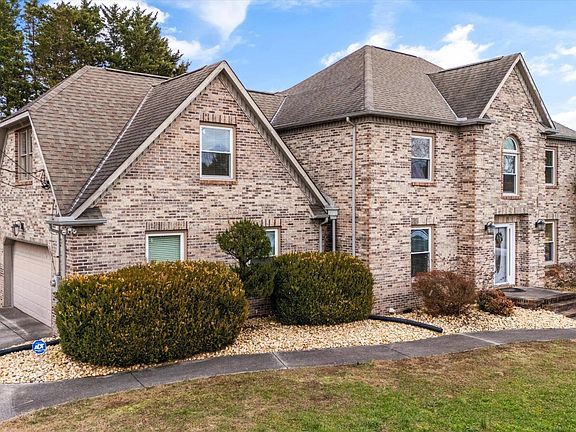 2nd image of 7520 Larue Ln