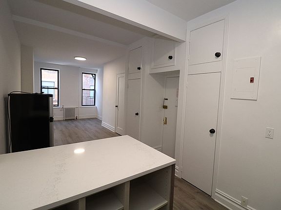 2nd image of 122 Bedford Ave APT 3LR