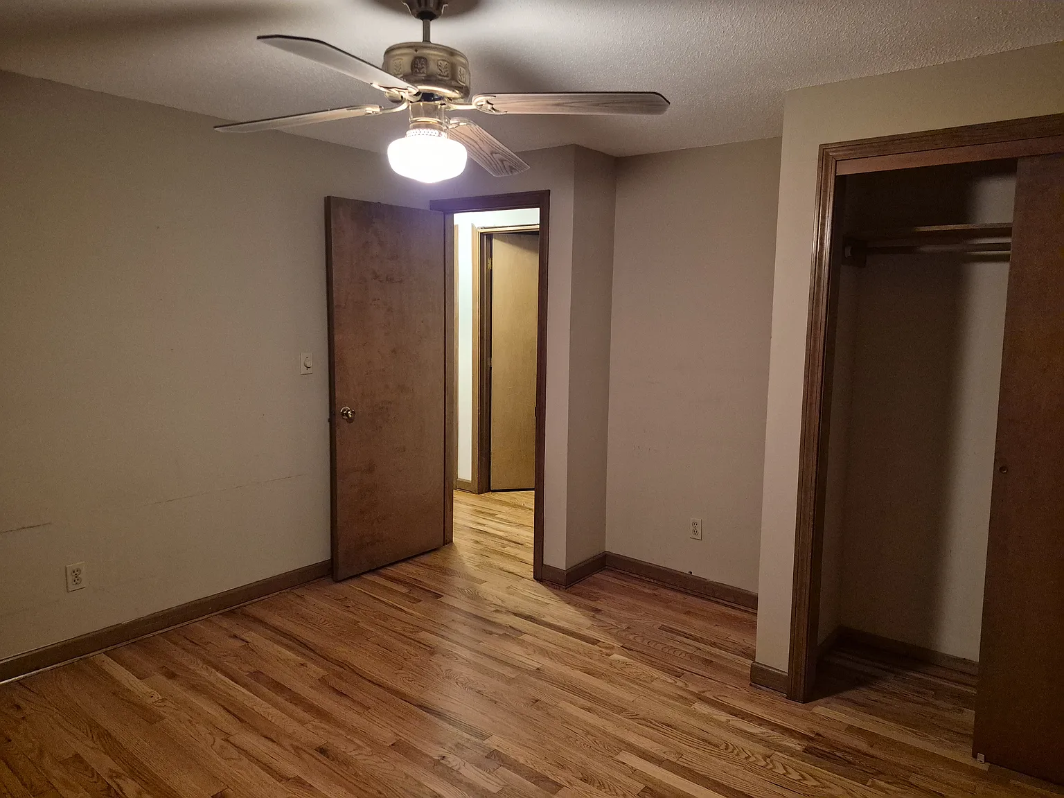 3 bed, 2.5 bath, 1300 sqft, $2,300 — Photo 2