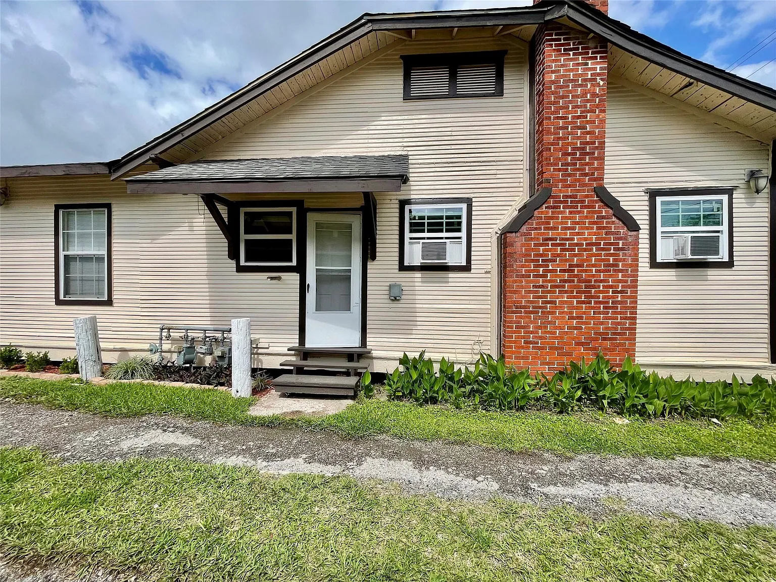2 bed, 1.0 bath, 1342 sqft, $1,050 — Photo 1