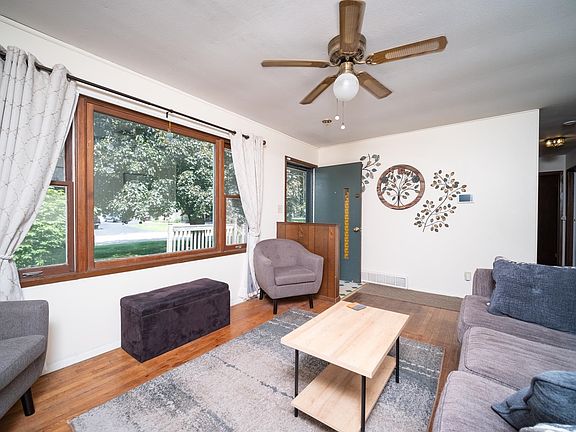 2nd image of 1521 Nelson Dr