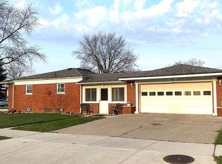 15551 Grovedale St, Roseville, MI 48066