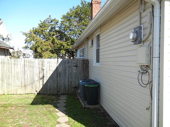 2nd image of 53 Seafoam St