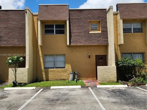 5733 Blueberry Ct, Fort Lauderdale, FL 33313