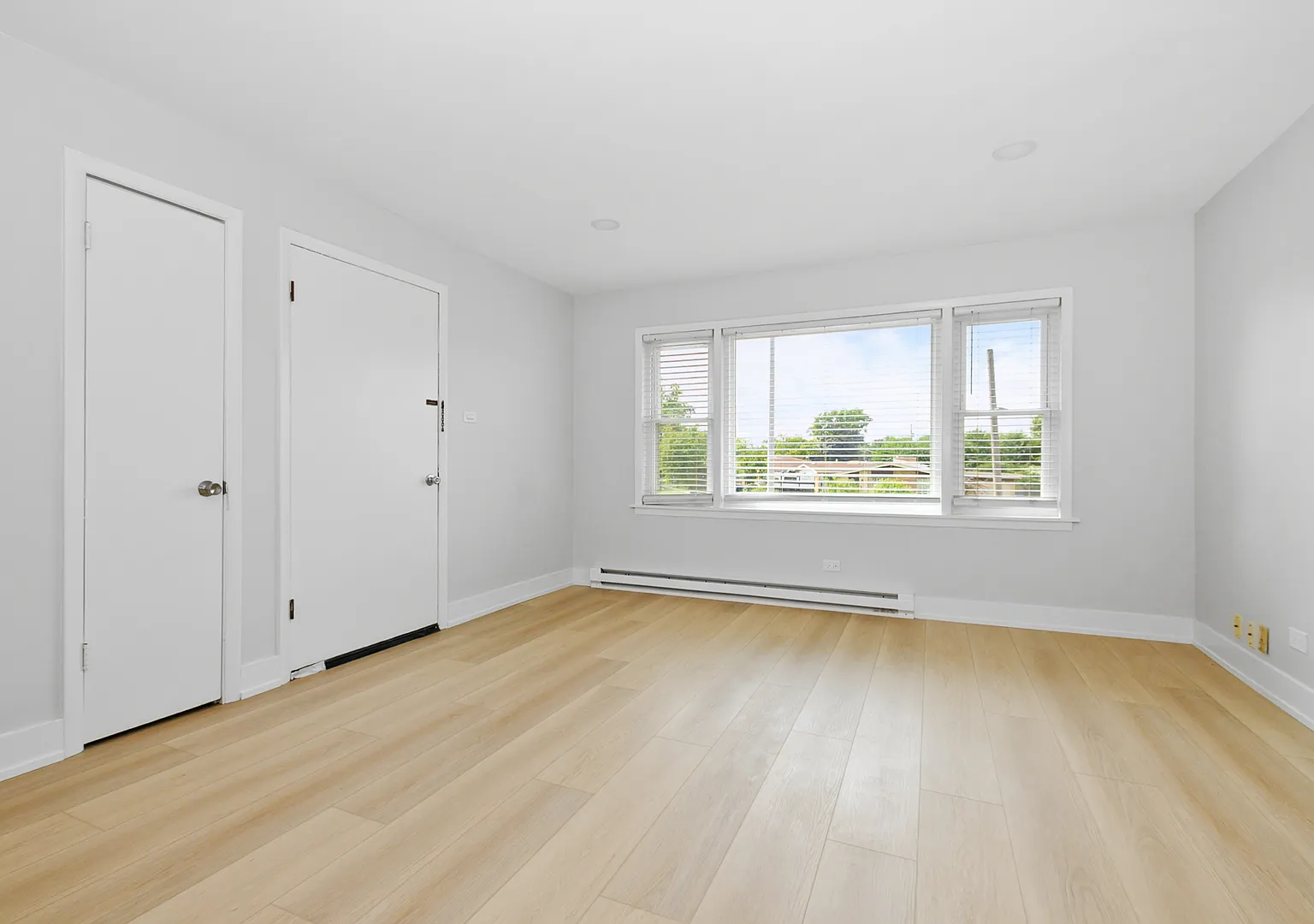3 bed, 1.0 bath, 1100 sqft, $2,200 — Photo 3