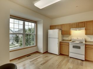 10008 Gentian Dr, Eden Prairie, MN 55347