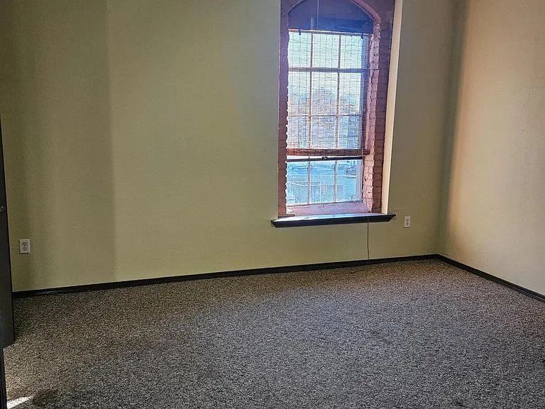 1303 W College St — Photo 36