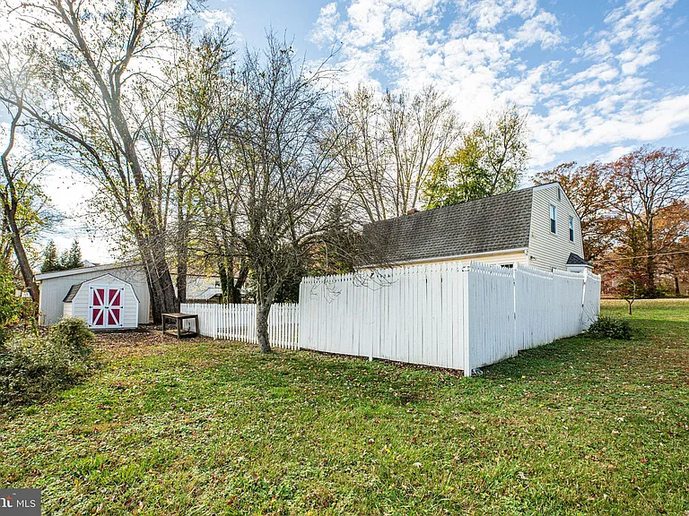 1445 Heatherstone Dr — Photo 37