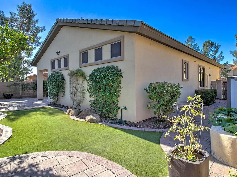 1833 W Periwinkle Way — Photo 9