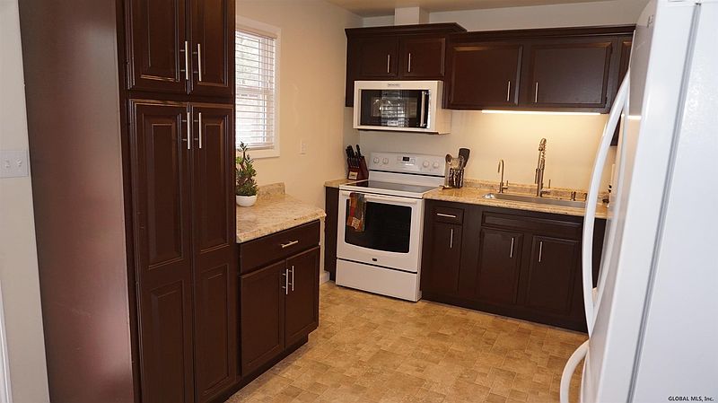 3rd image of 31 WHIPPLETREE Road