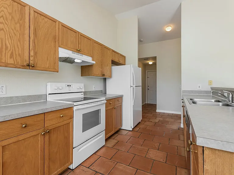 1001 Gary Dr — Photo 8
