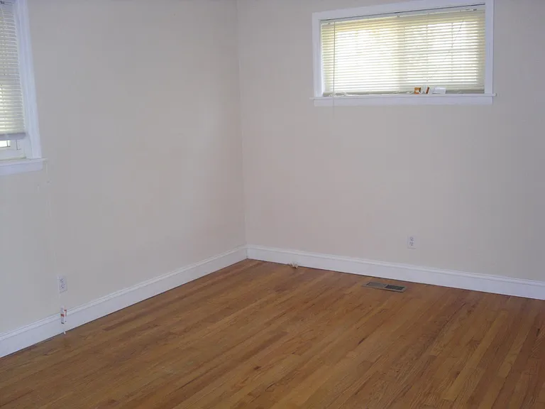 983 E Valley Dr — Photo 12