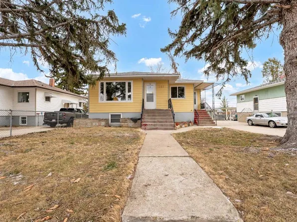 361 10th St SW, Medicine Hat, AB T1A 4R6
