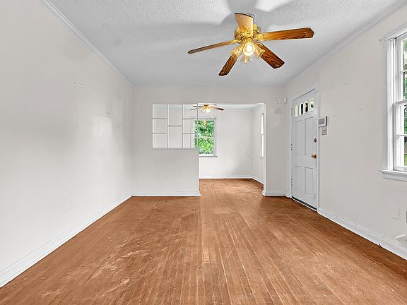 3rd image of 1013 Waring Rd