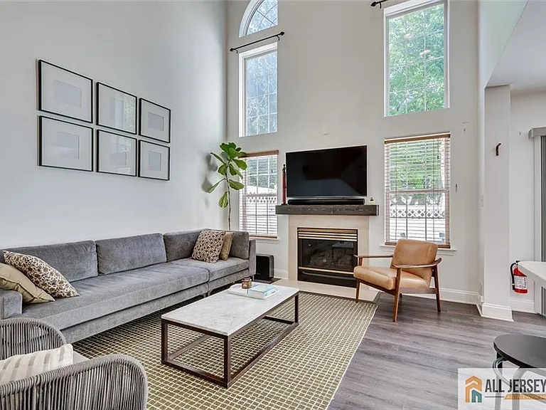 403 Somerset Ct — Photo 32