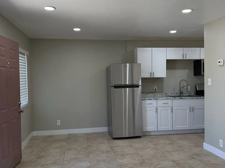 512 W Atkins Ave — Photo 3