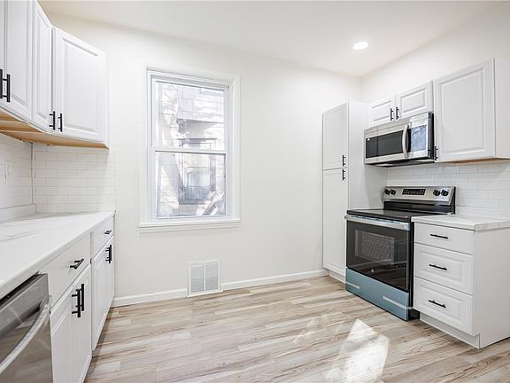 5th image of 309 Emerson St