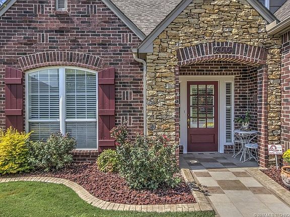4th image of 200 S Sweetgum Pl W
