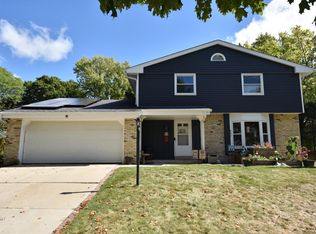 W52N758 Windsor Dr, Cedarburg, WI 53012