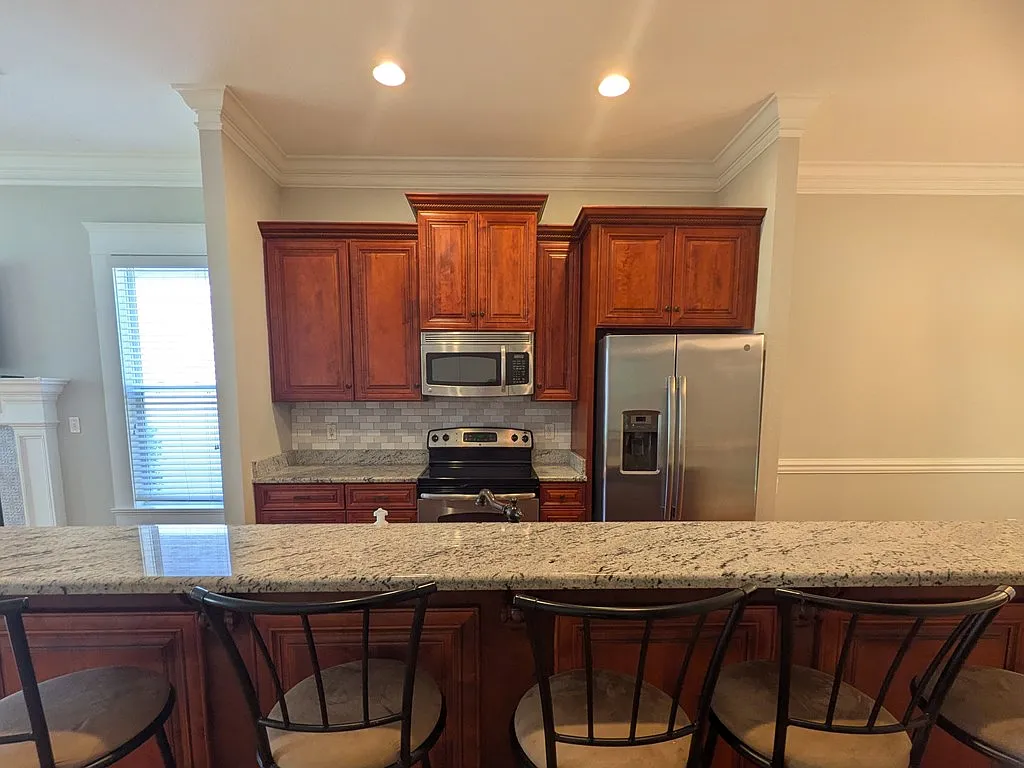 3 bed, 1220 sqft, $2,000 — Photo 4