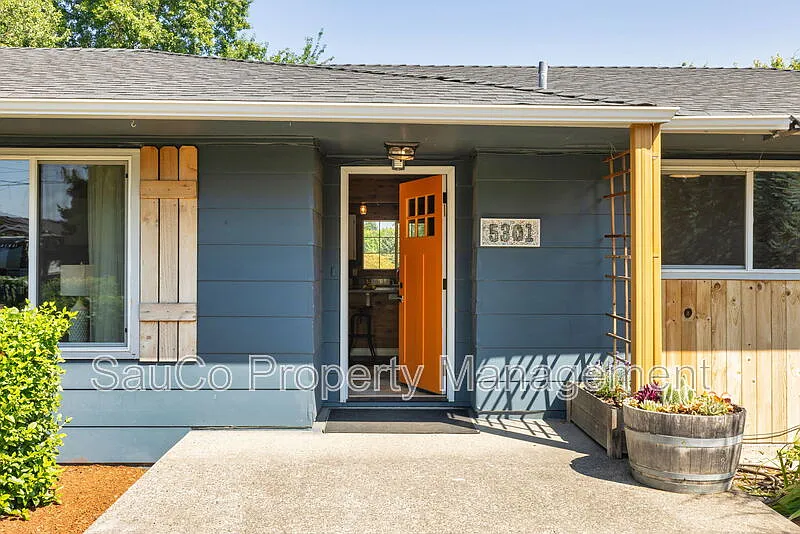 4 bed, 2.0 bath, 2414 sqft, $3,800 — Photo 4