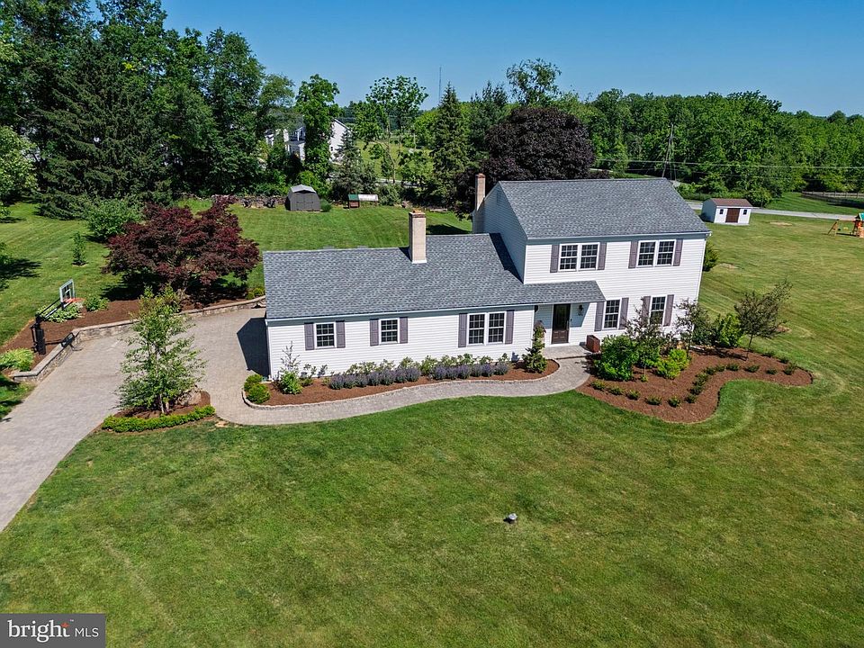 1st image of 7 Carriage Dr