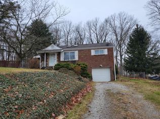 137 Rosemont Dr, Coraopolis, PA 15108