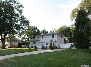 7 Meehan Ln, Coram, NY 11727