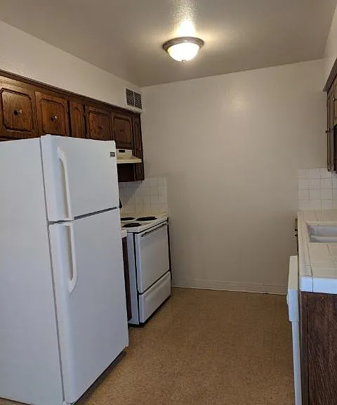 Las Palmas Apartments — Photo 10