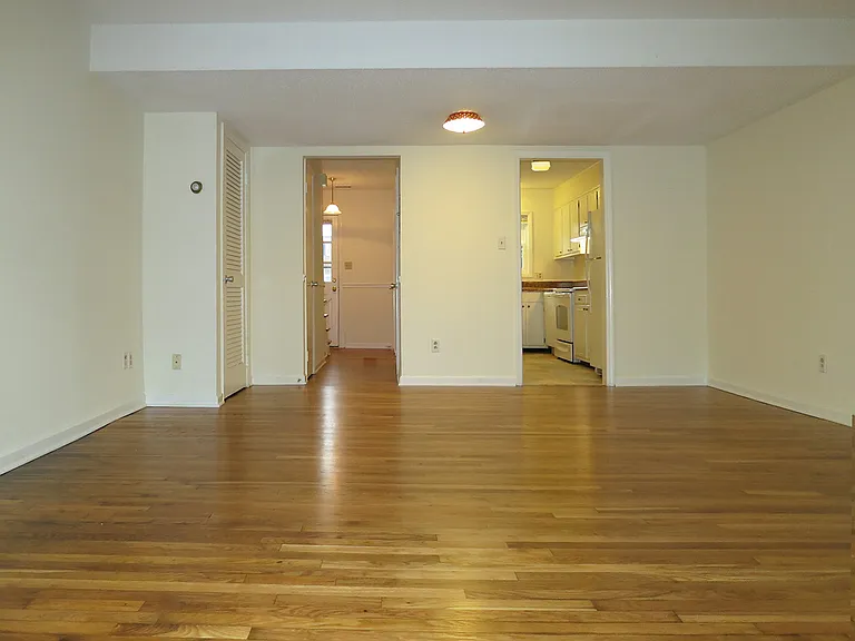 400 Davie Rd #8 — Photo 3