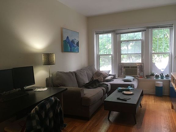 2nd image of 1618 W Roscoe St #2