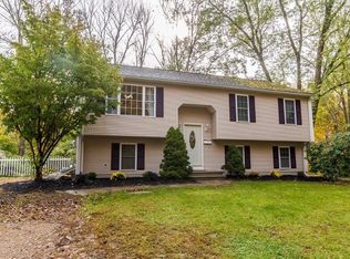 23 Orchard St, Lakeville, MA 02347
