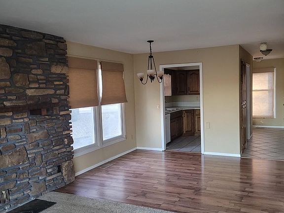 2nd image of 5 Tiffany Ln #7055