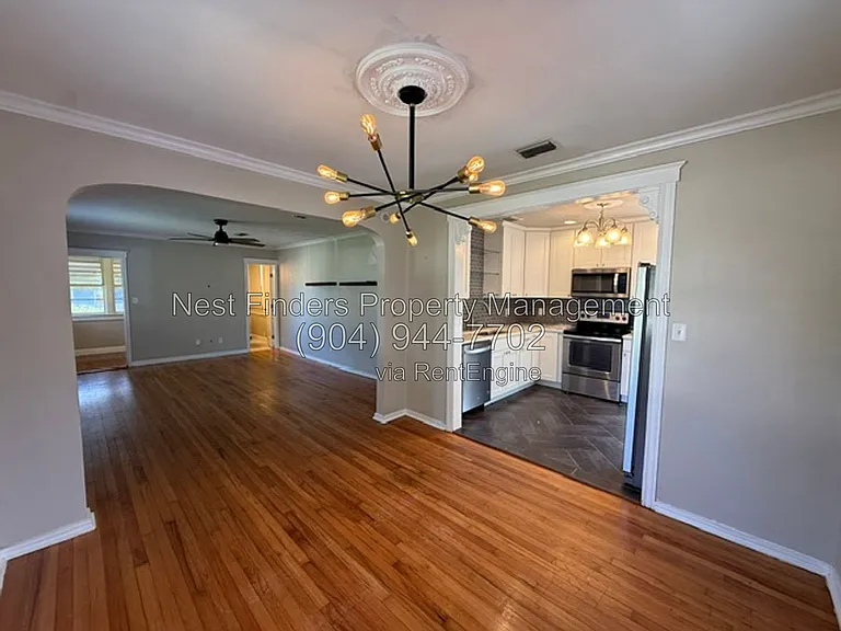 1309 Macarthur St — Photo 9