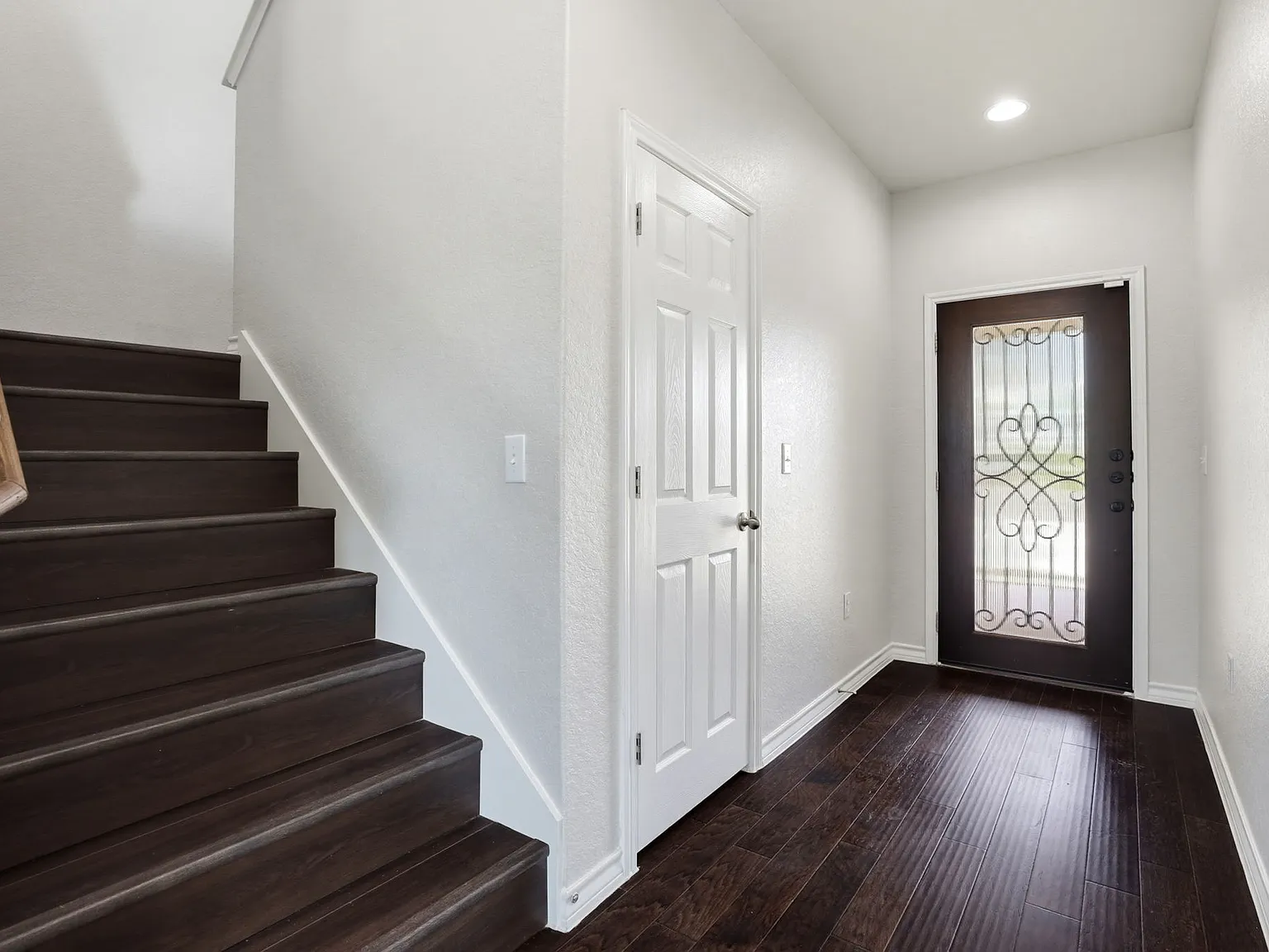 4 bed, 2233 sqft, $2,550 — Photo 2