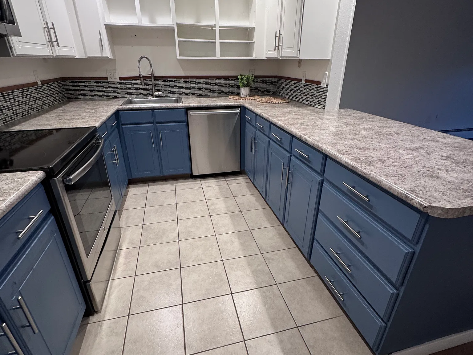 2 bed, 975 sqft, $2,000 — Photo 2