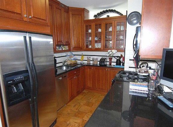 4th image of 26910 Grand Central Pkwy APT 17B