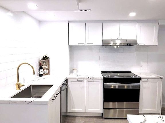 3rd image of 226 Howard Cres