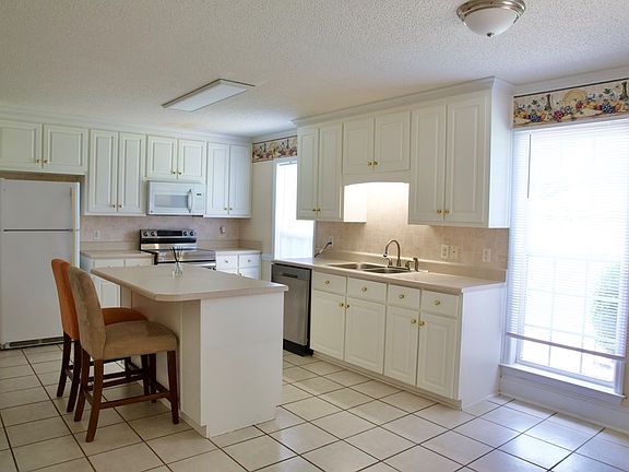 5th image of 176 Fowler Dr